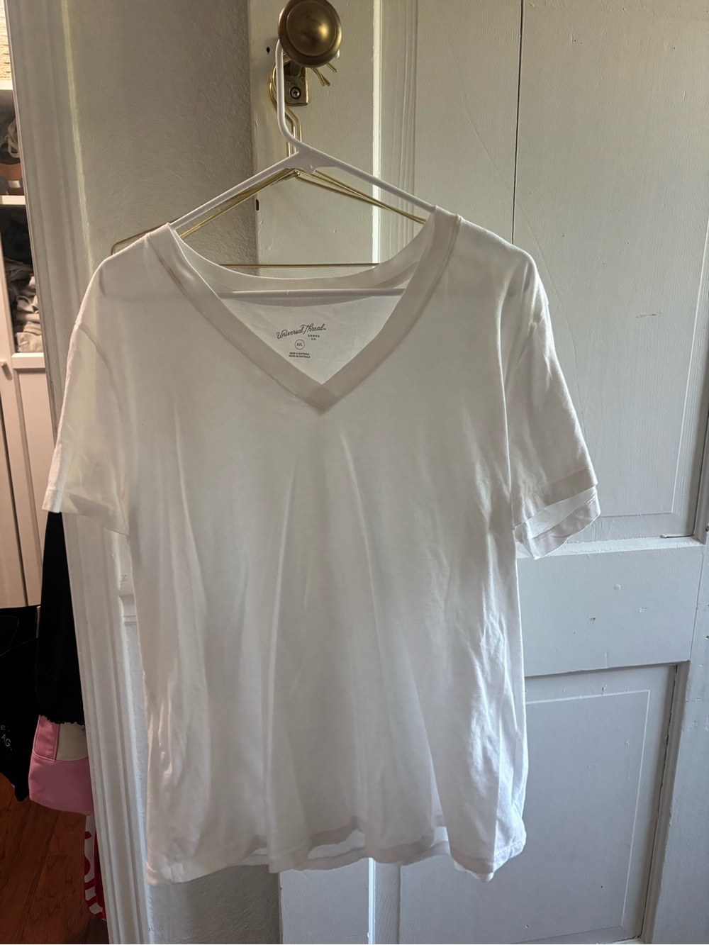 Universal Thread Women’s White V-Neck Short Sleeve Tee